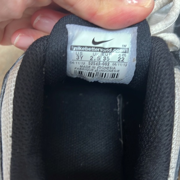 Boys Nike shoes - Picture 5 of 7